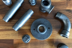 Sanitärobjekte Industrierohre: WC-Papier-Halter in zwei Ausführungen