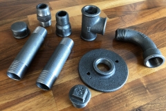 Sanitärobjekte Industrierohre: WC-Papier-Halter in zwei Ausführungen