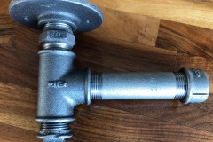 Sanitärobjekte Industrierohre: WC-Papier-Halter in zwei Ausführungen